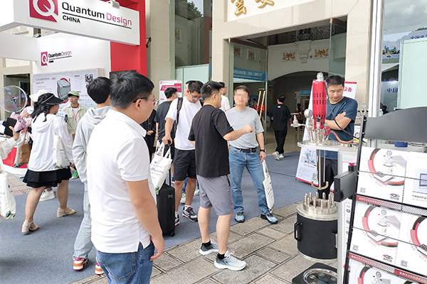 霍桐儀器展位現場升降高壓反應釜、平行反應釜等展品吸引老師駐足